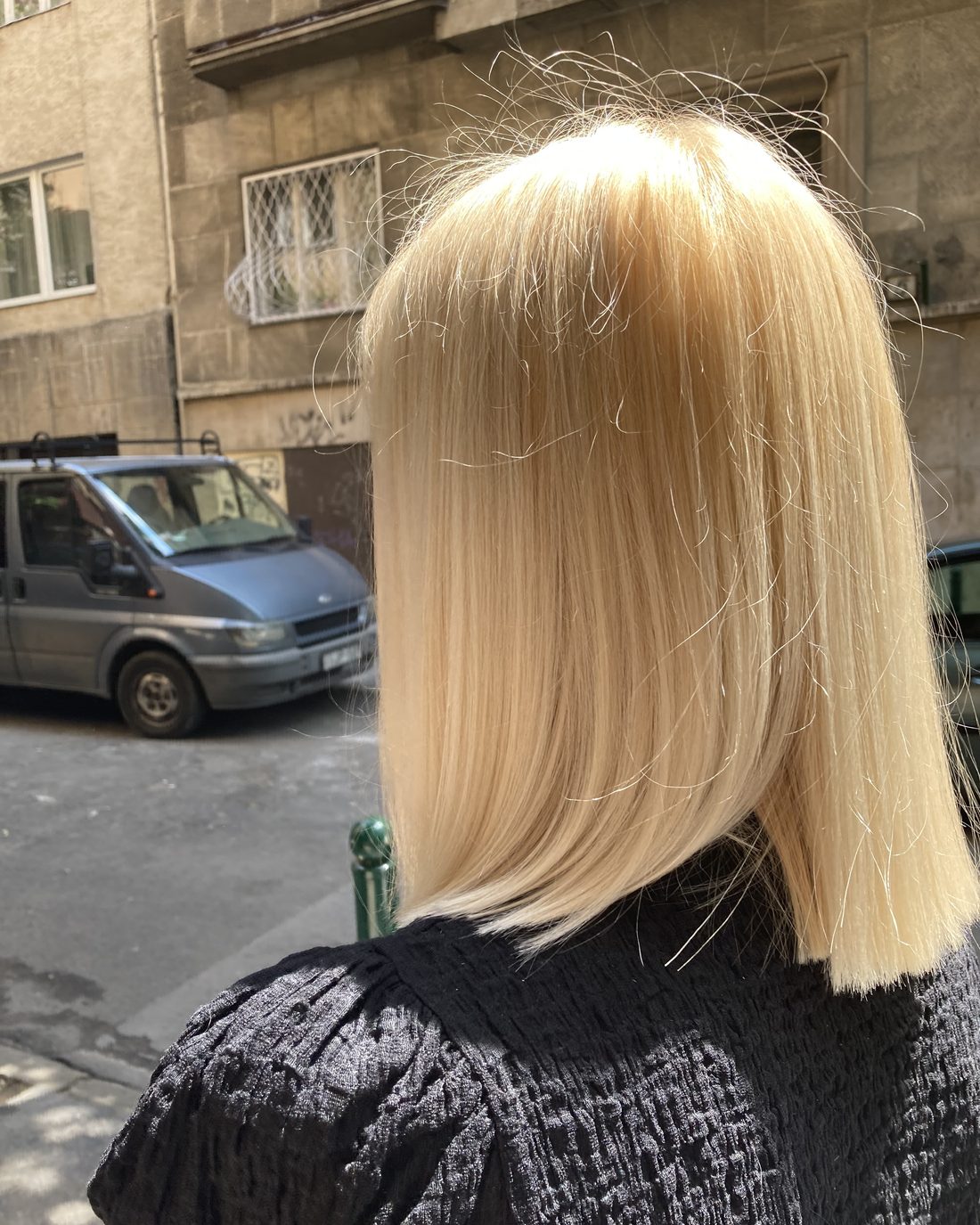 Ápolt, fényes szőke egyenes bob frizura hajvasalás után